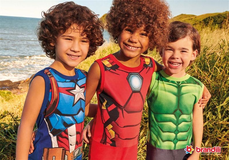 Crianças vestindo Roupas da Marvel