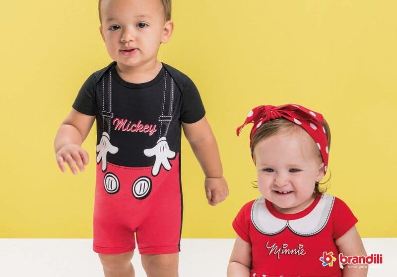 menino e menina bebê vestem peças da coleção da disney da brandili