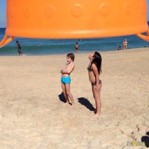 5 brincadeiras para fazer com as crianças na praia