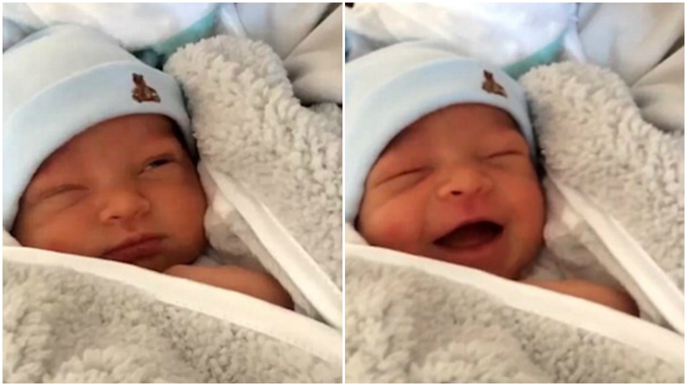 Vídeo foto mostra bebê de seis dias rindo após “fingir”estar dormindo