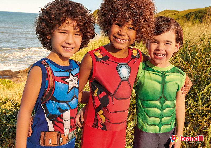 meninos com roupas de super-heróis