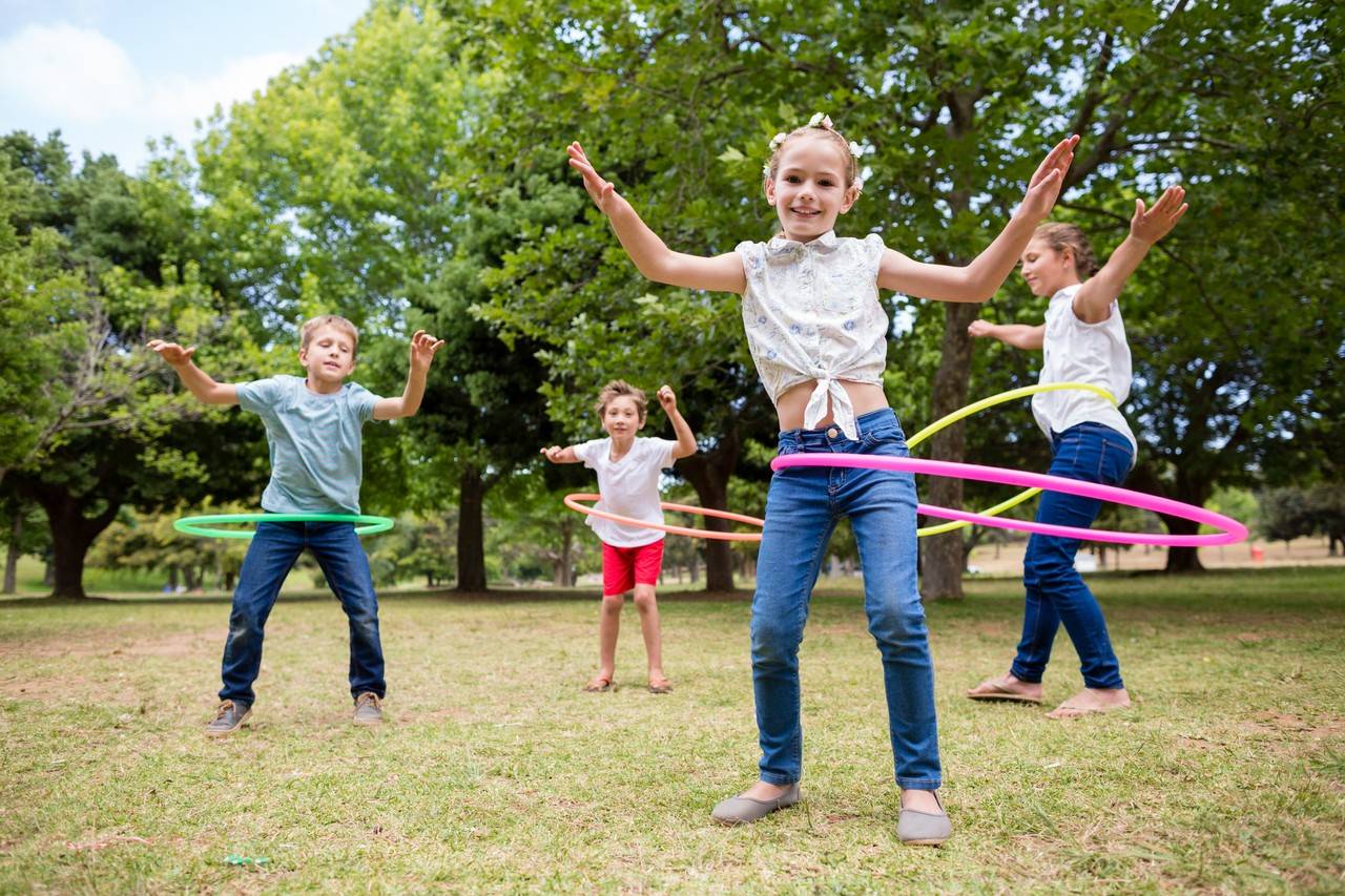 quatro crianças brincando de babole ao ar livre