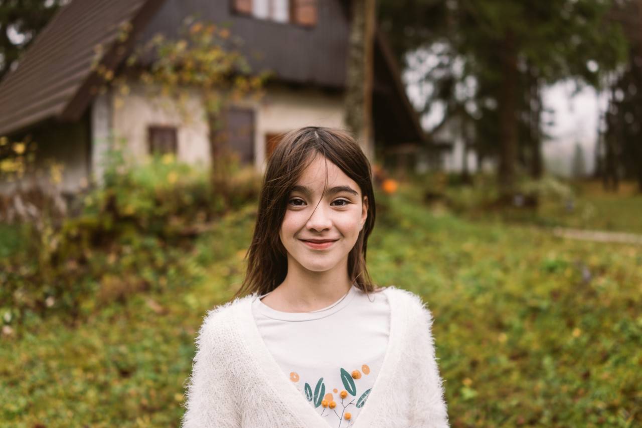 menina feliz com uma blusa de pelinhos