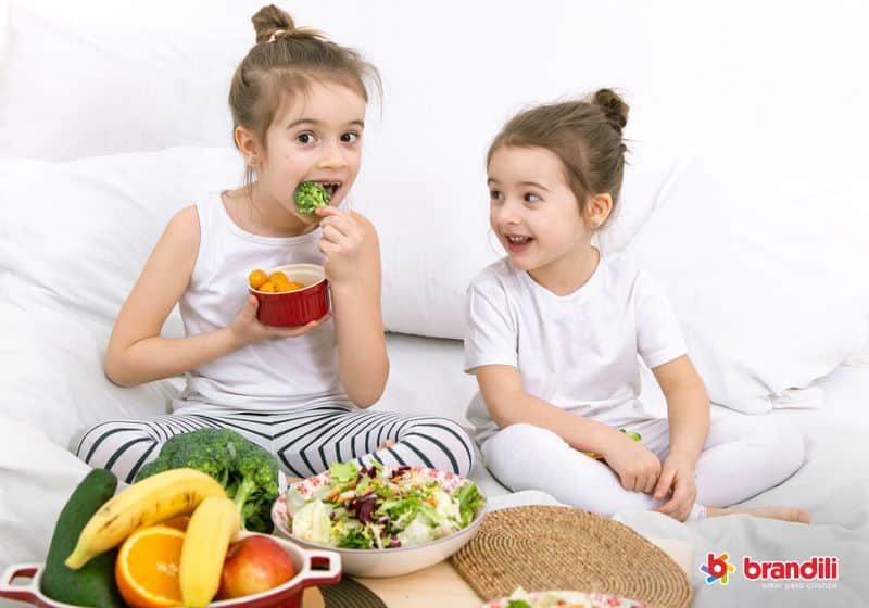crianças comendo comidas saudáveis