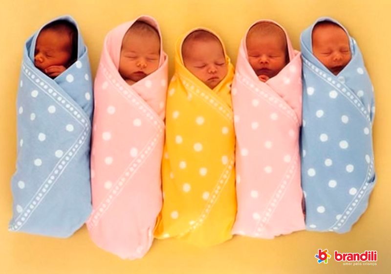 5 bebês envoltos em cueiros coloridos
