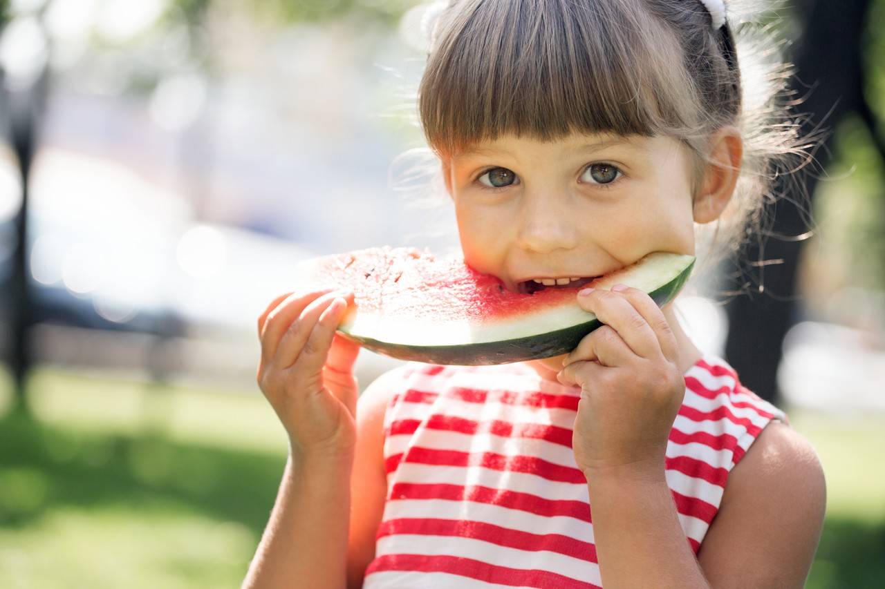 menina comendo melancia