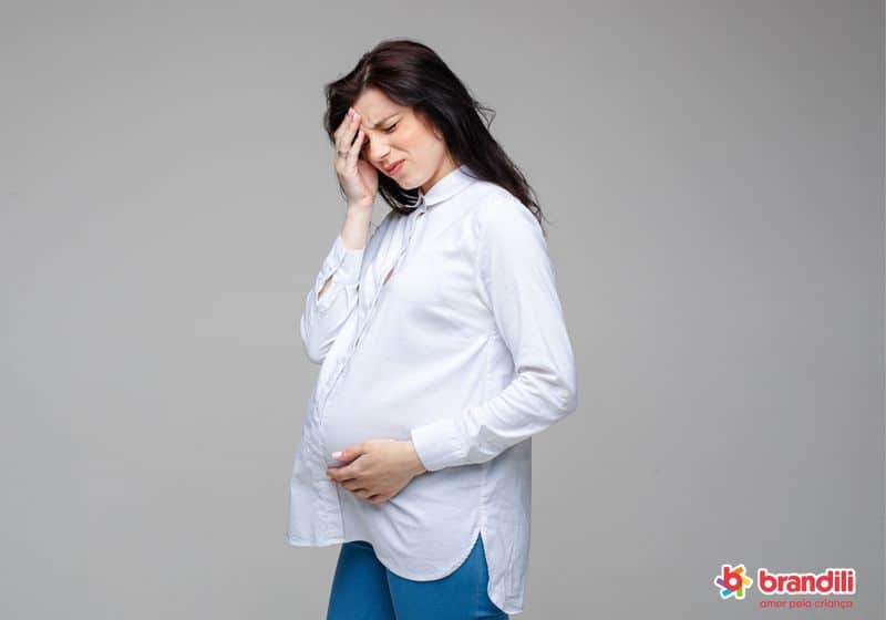 Mulher grávida com dor na barriga e dor de cabeça