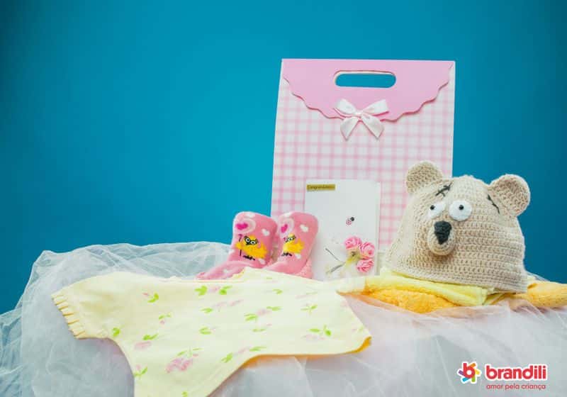 Chapéu de crochê de ursinho, camiseta florida, sapatinhos e outros presentes para bebê menina.