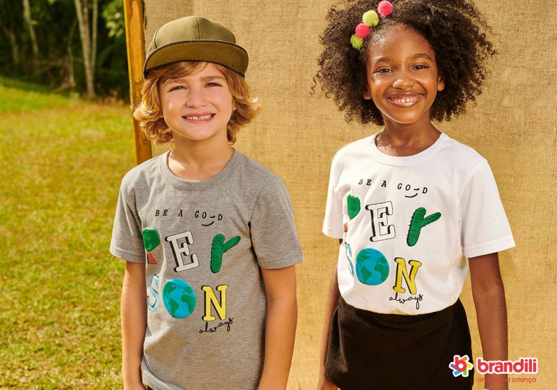 Menino e menina vestem camisetas com estampa sustentável da Brandili.