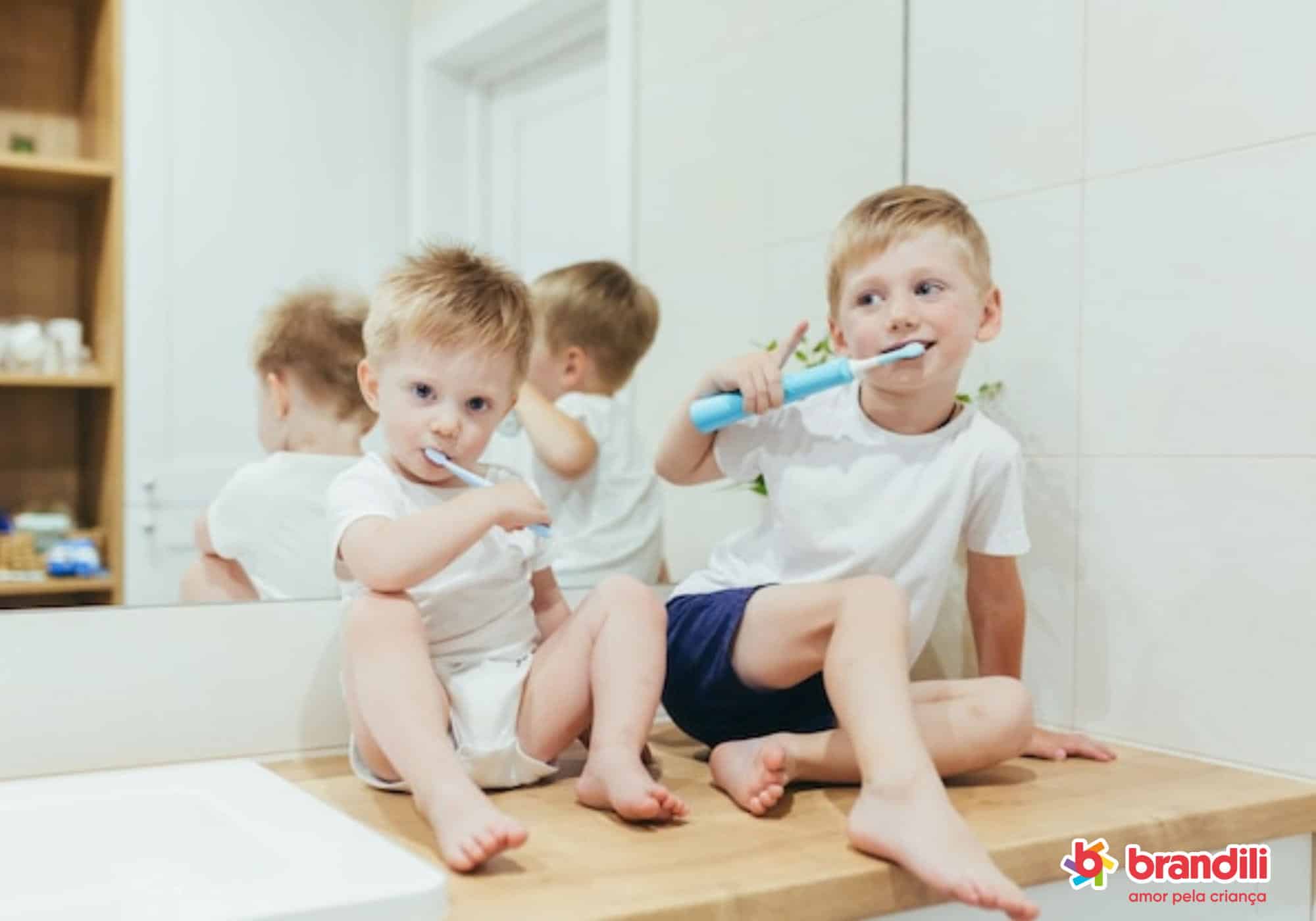 Meninos escovando os dentes