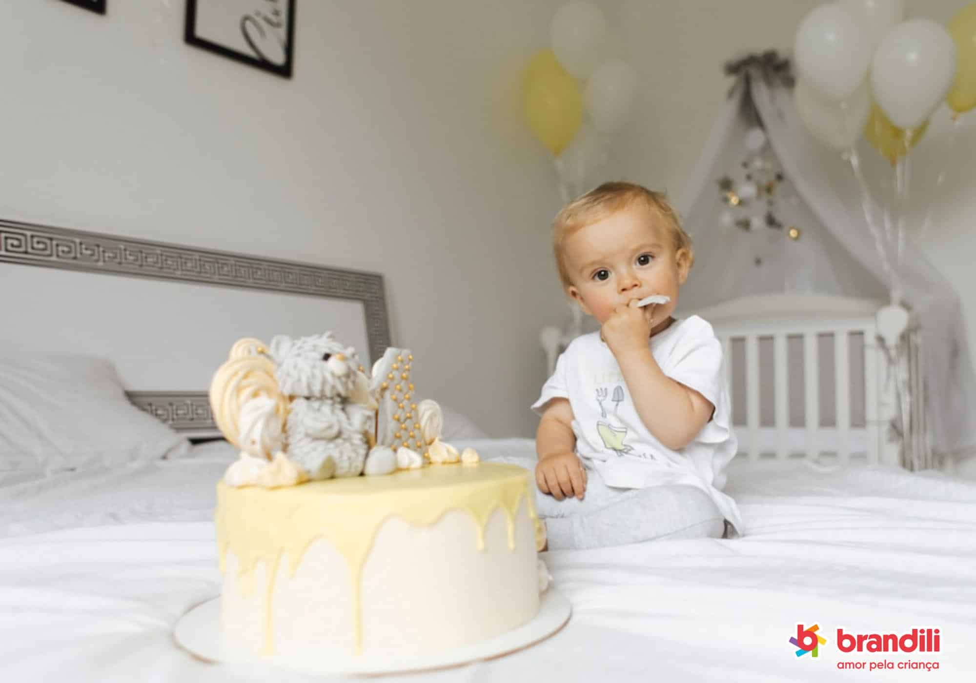 Bebê comendo bolo de aniversário
