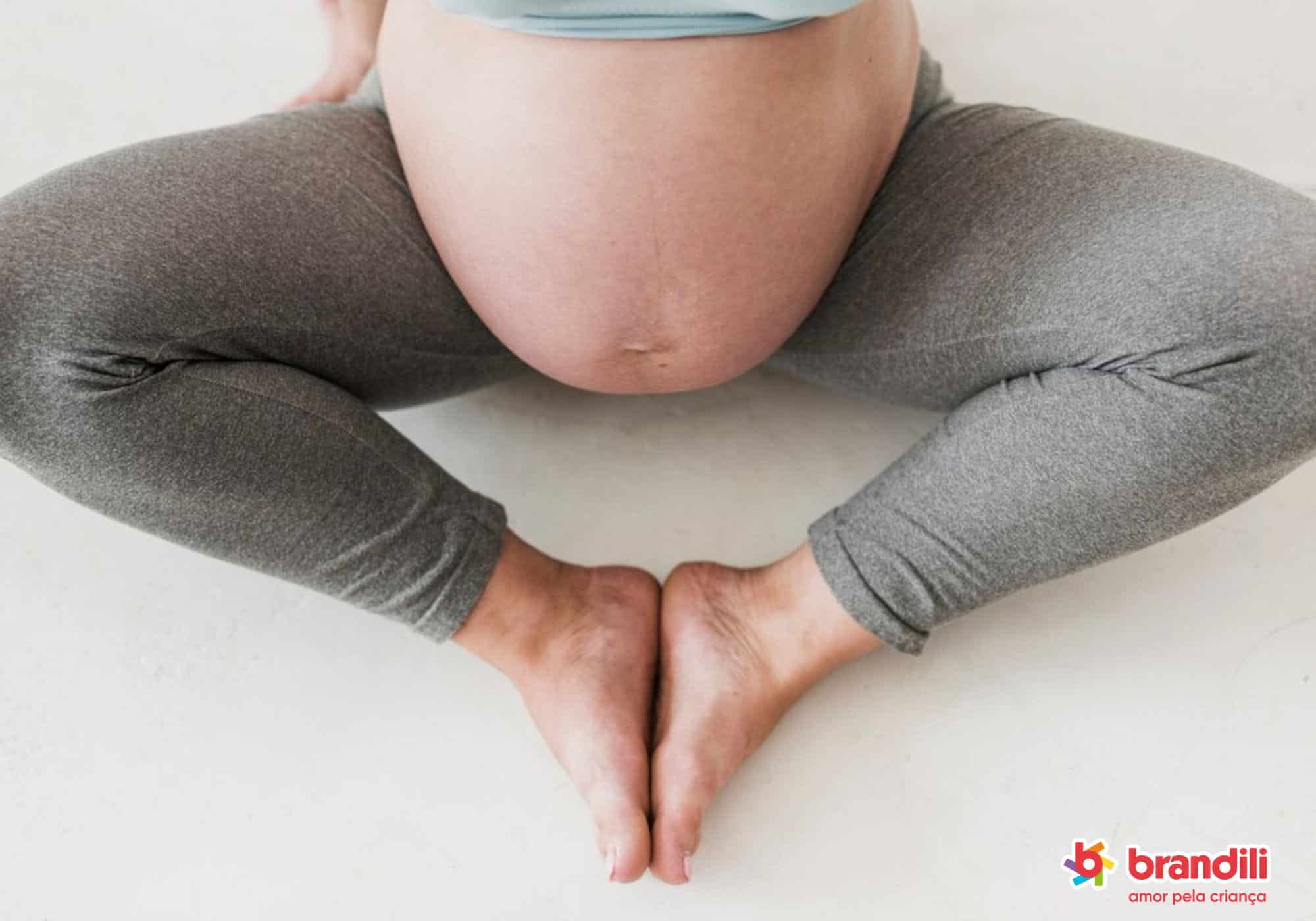 Mamãe grávida fazendo ioga.