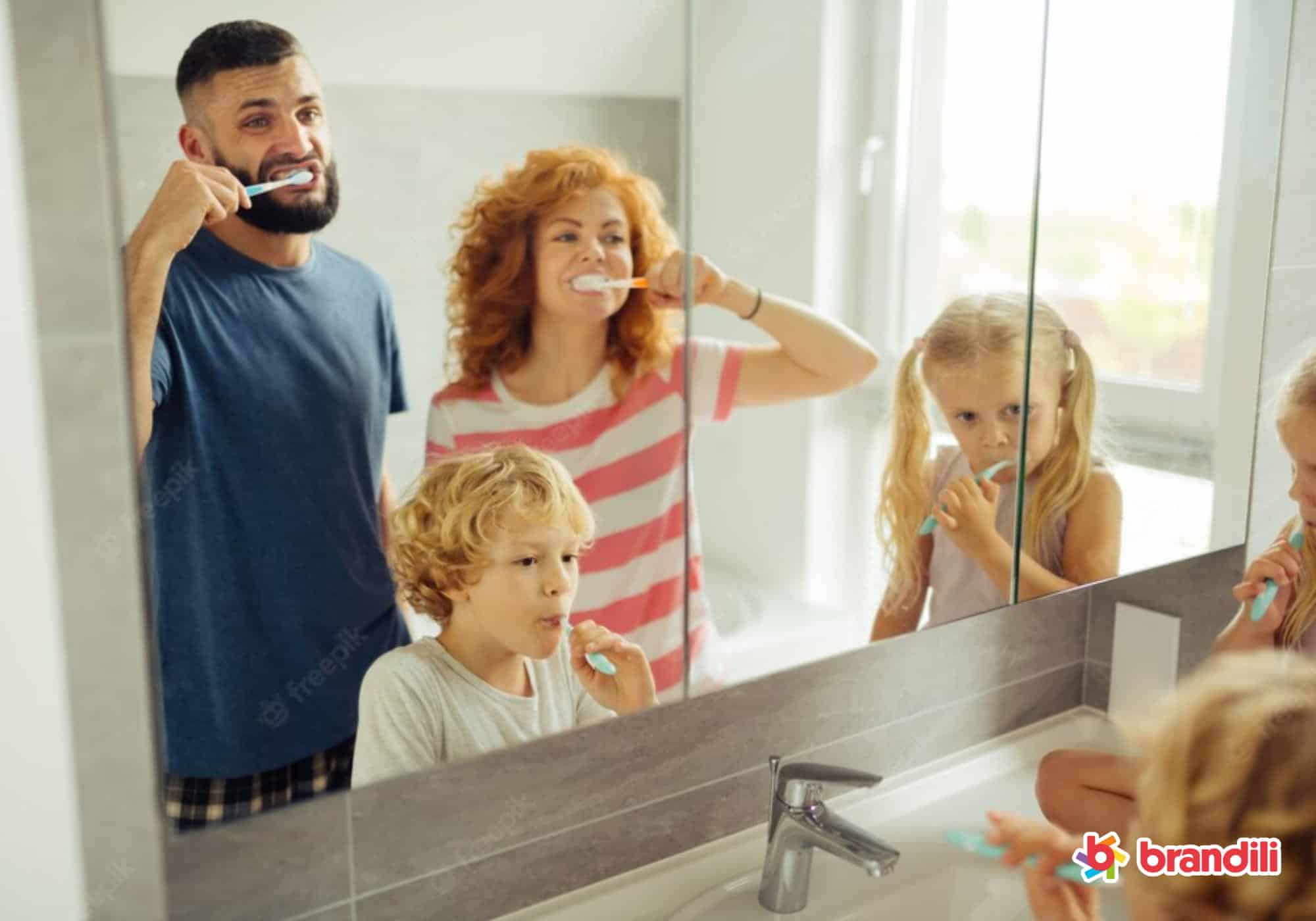 Pai, mãe, filho e filha escovando os dentes juntos