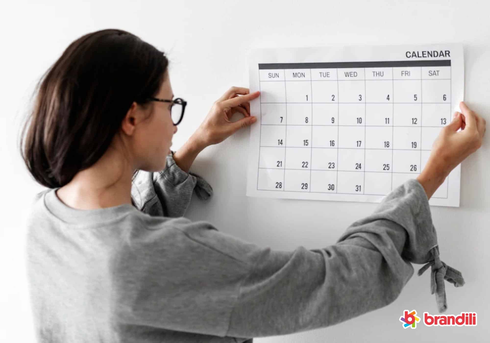 Mulher analisando o seu calendário