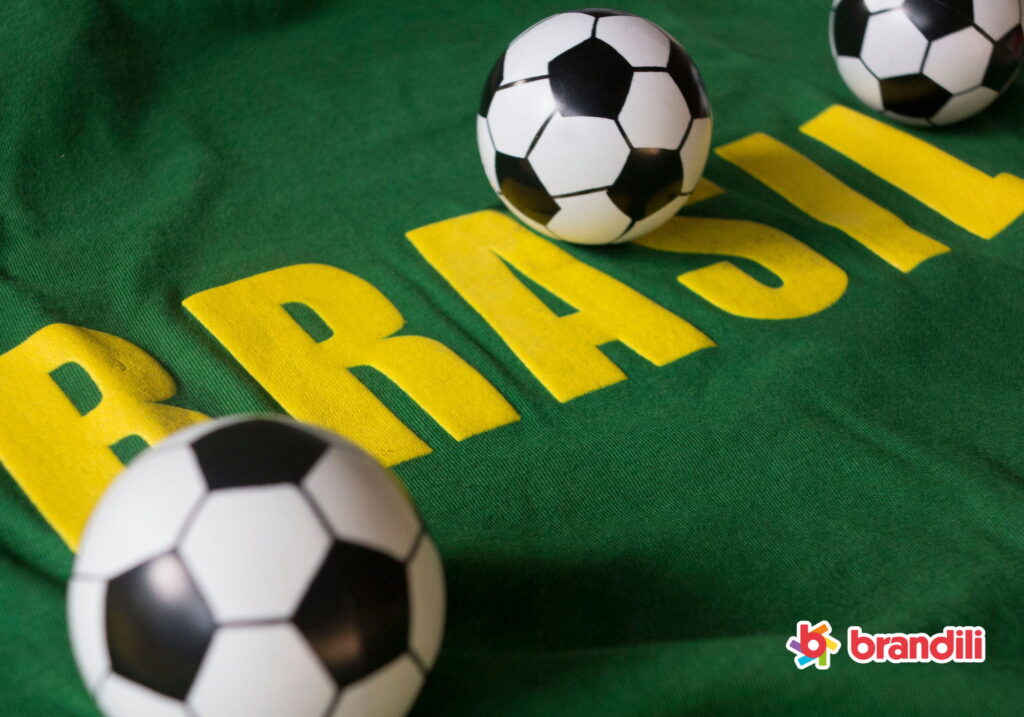 Camiseta do Brasil com bolas de futebol em cima