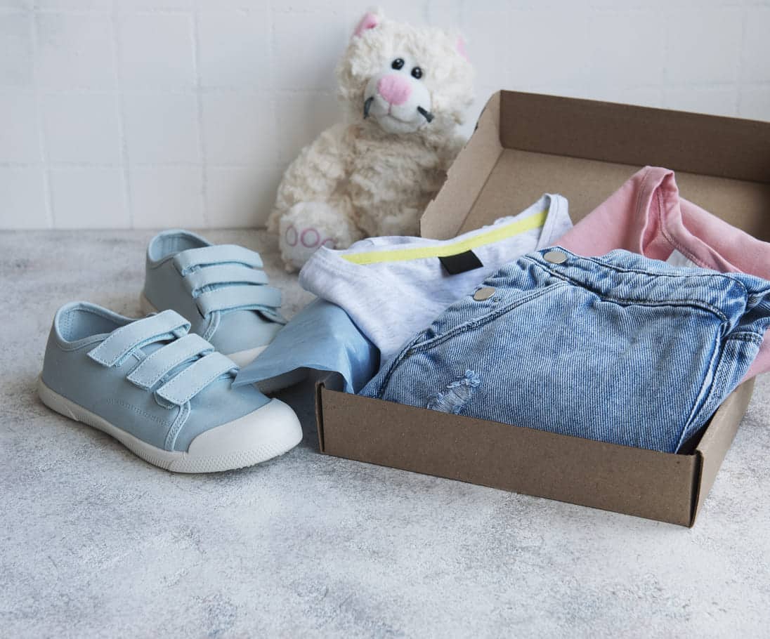 caixa de presente com conjunto de roupa infantil para dar de presente de natal 
