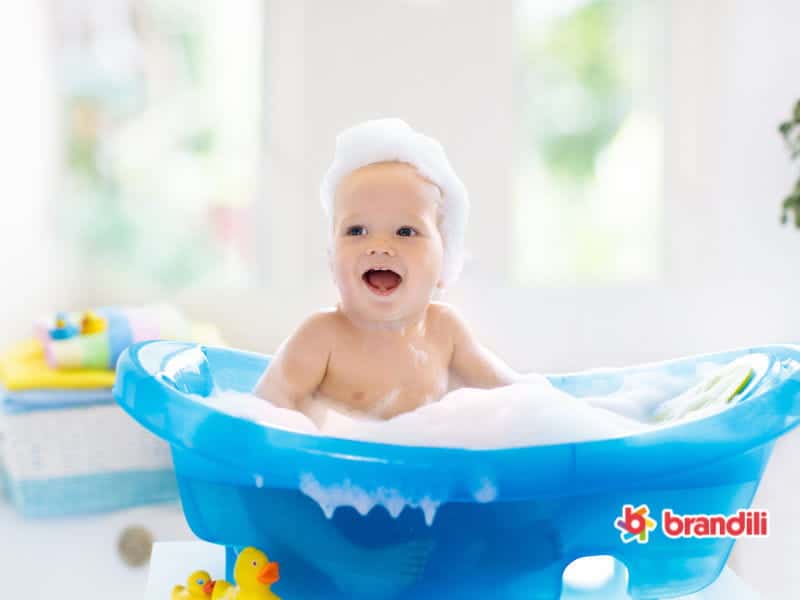 bebê tomando banho de espuma