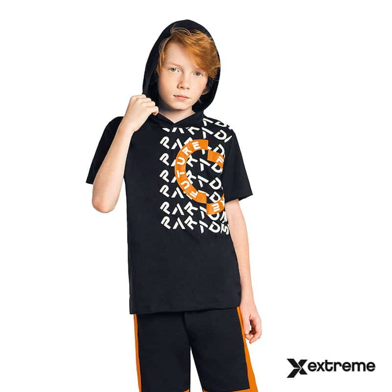 menino com camiseta de capuz preto com estampa laranja