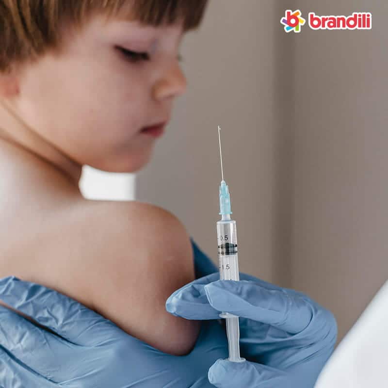 criança tomando vacina