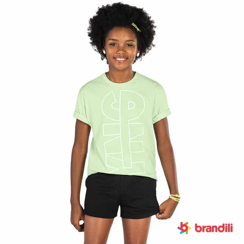 menina usando camiseta verde neon combinando com o shorts preto