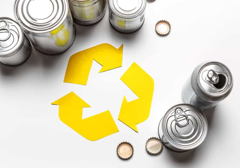 vista de cima de símbolo de reciclagem de metal com latas em volta 