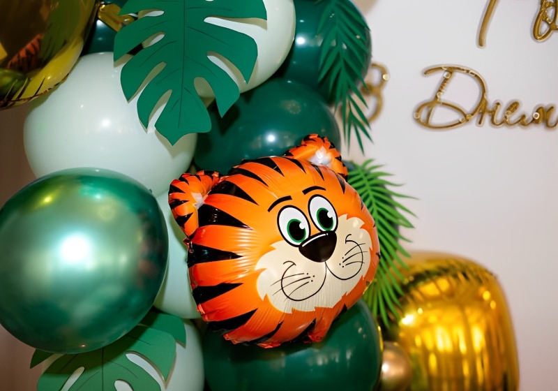 decoração de com balões com um balão de tigre de festa de feliz aniversario