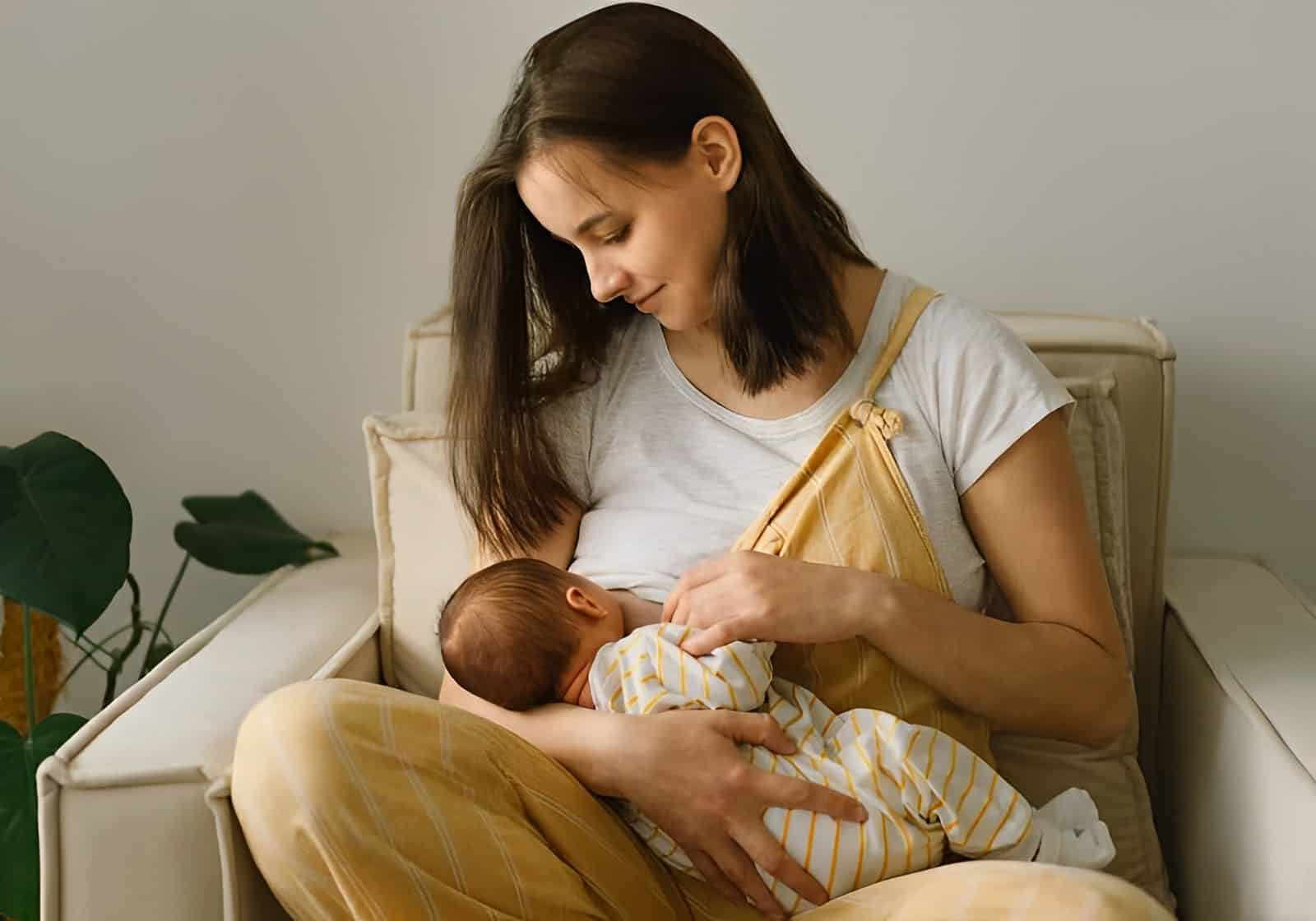 Mulher sentada amamentando um bebê