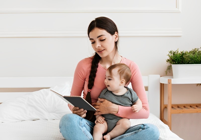 mulher lendo histórias folclóricas para um bebe
