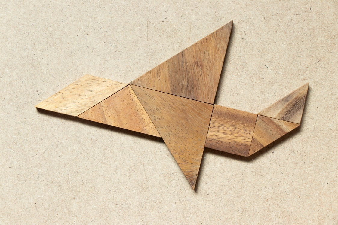 tangran de madeira formando um avião