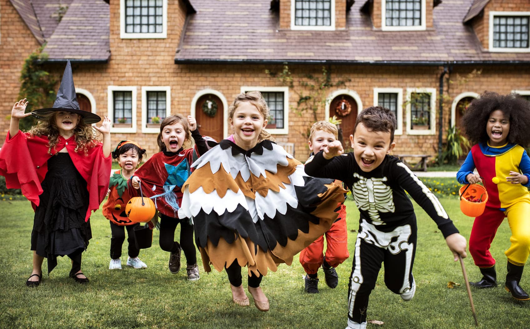 Crianças fantasiadas no hallowen participando de um concurso de fantasias 