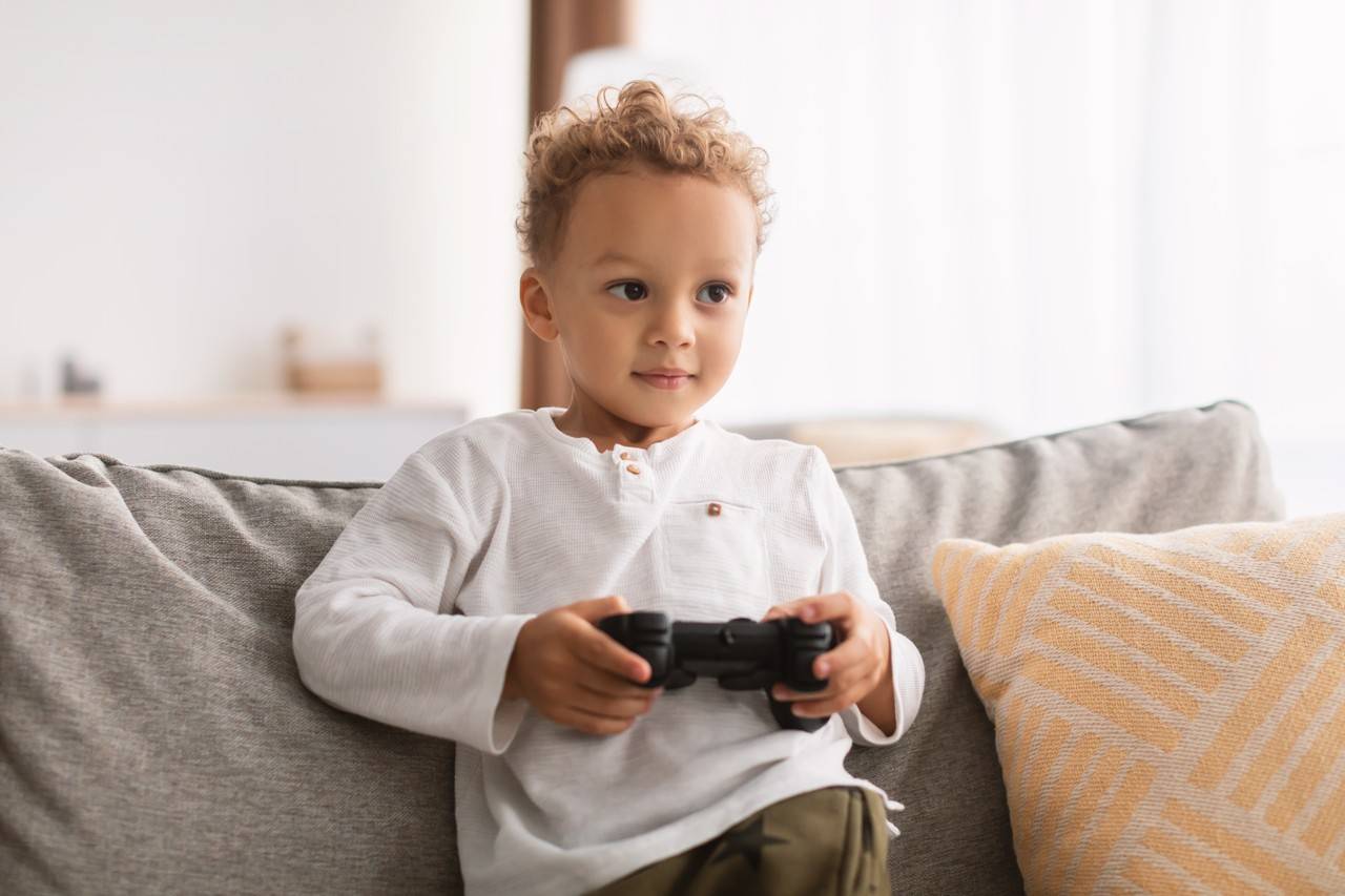 menino jogando videogame