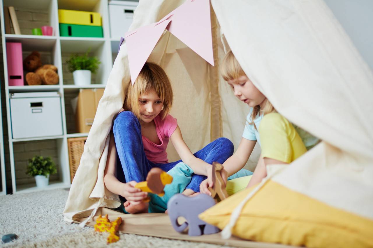 crianças brincam em cabana em casa