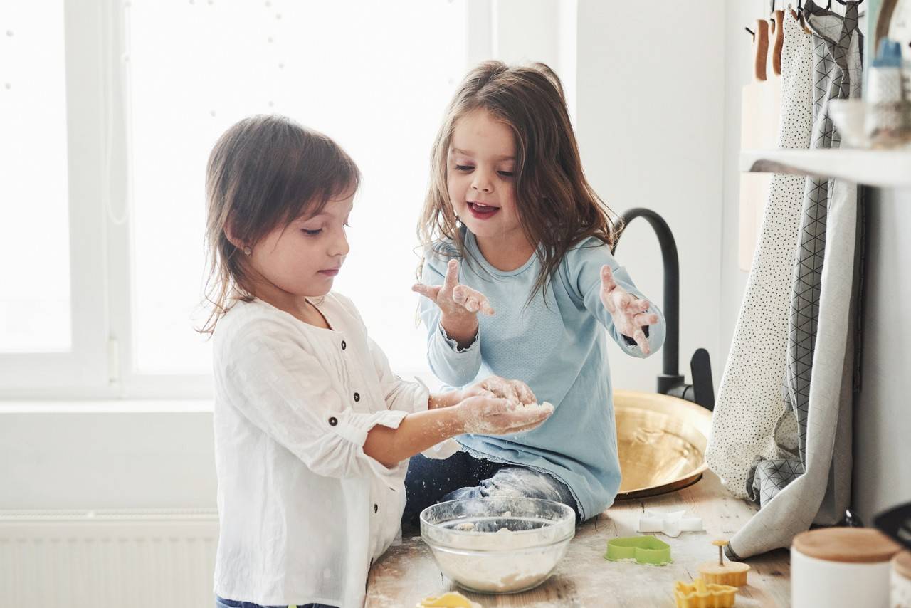 crianças na cozinha