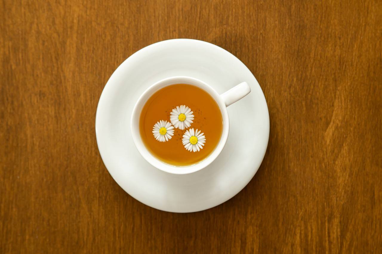 foto superior de uma xícara de chá de camomila