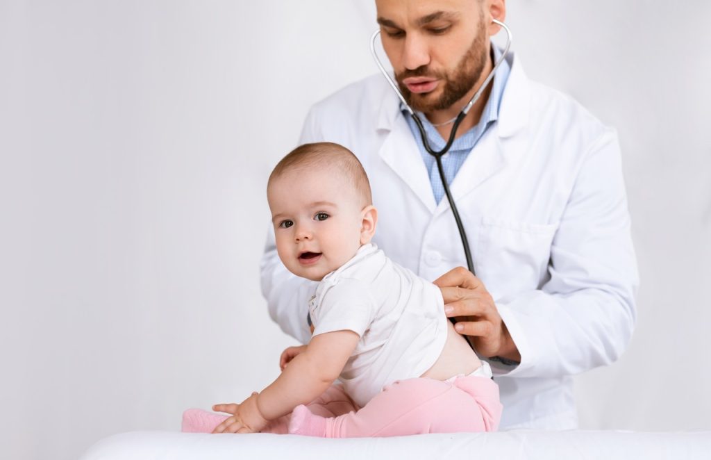médico ouve pulmão de criança para avaliar a tosse do bebê