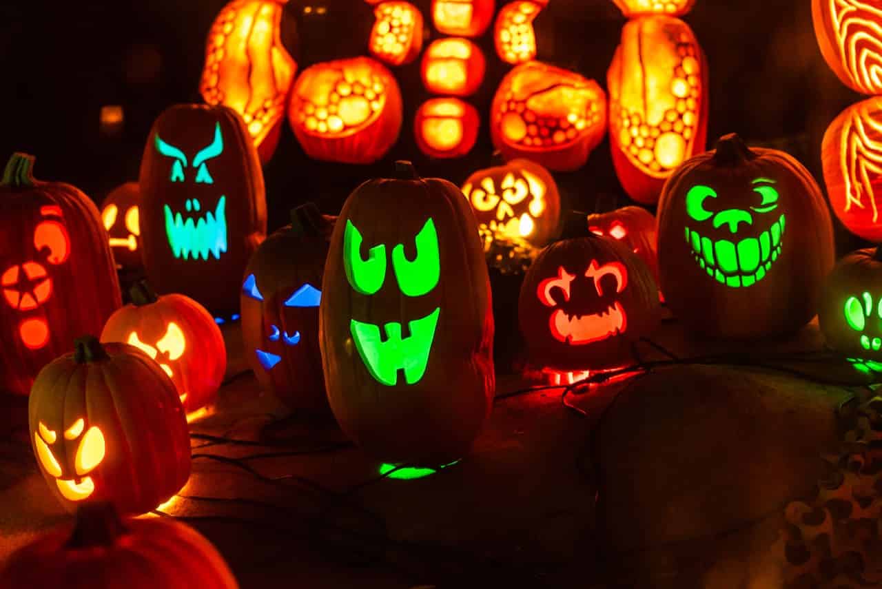 abóboras de hallowen com uma luz led dentro