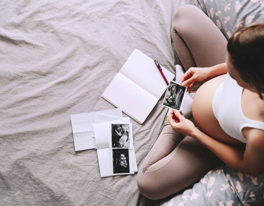 grávida olha os seus resultados de ultrassom da semana de gravidez