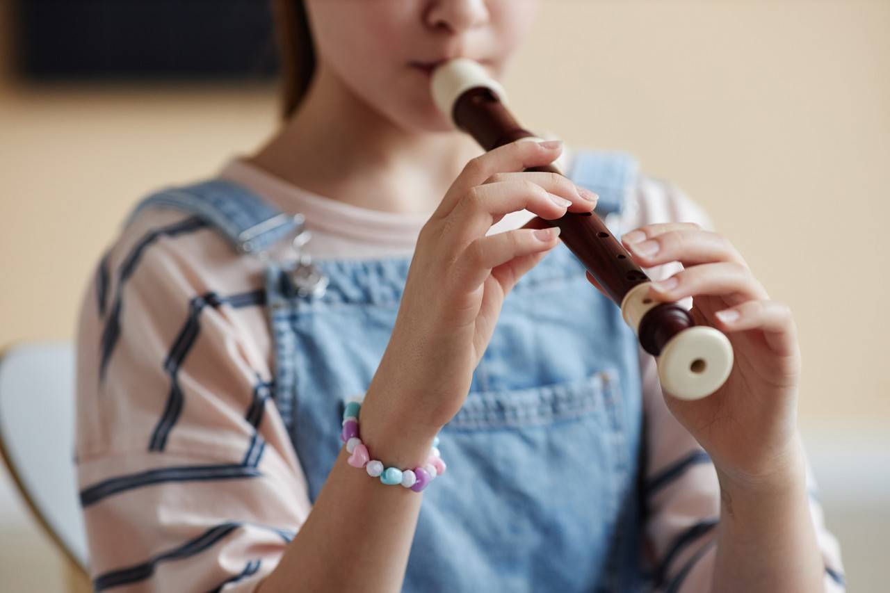 menina tocando flauta