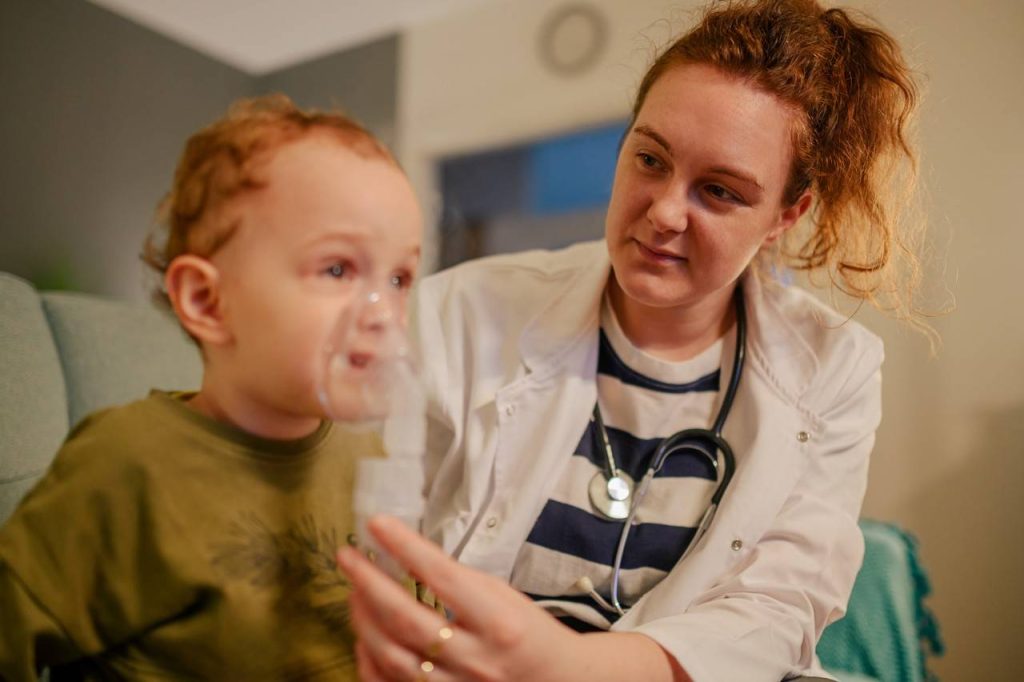 médico consultando uma criança com sintomas de bronquite