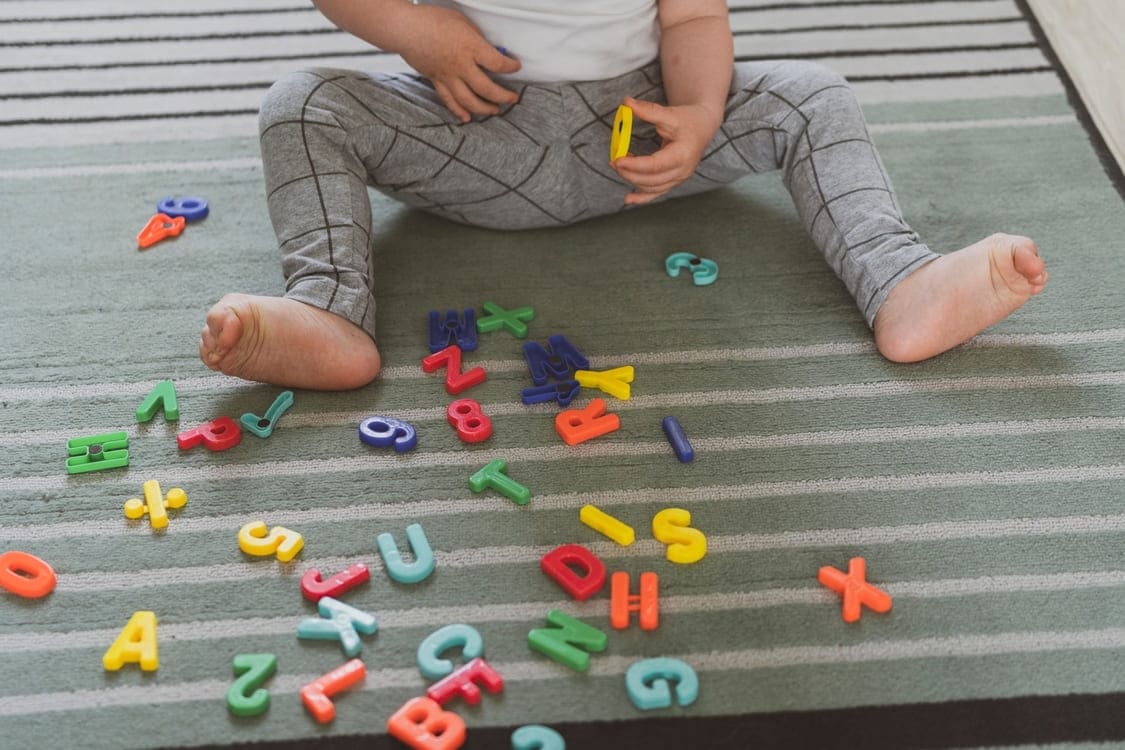 bebê brincando com letras 