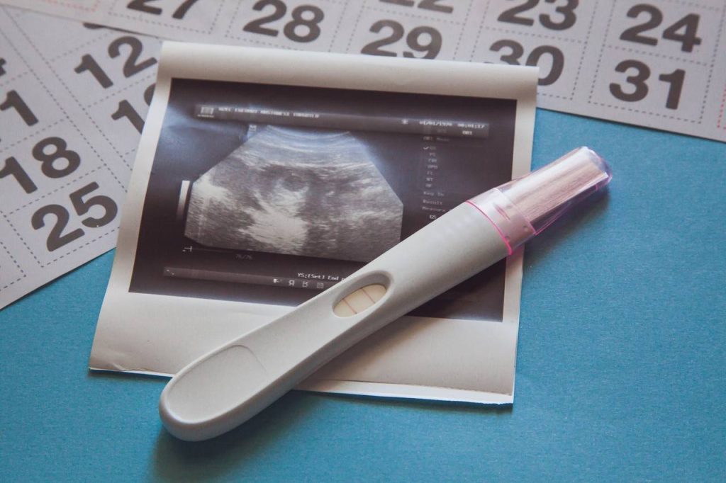ultrassom de um bebê de uma semana com teste de gravidez