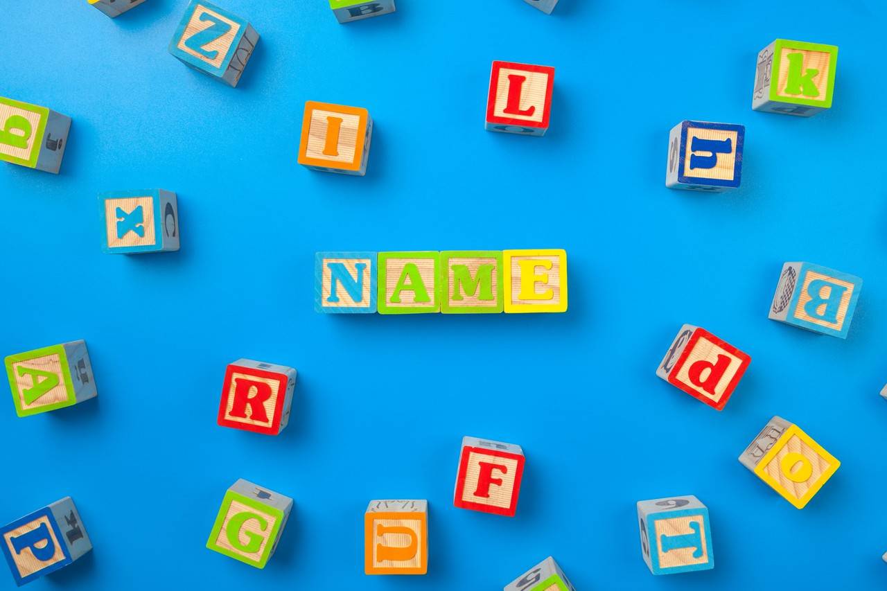 a palavra "nome" em inglês, montada com blocos de brincar