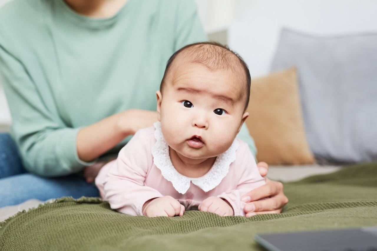 bebê recem nascida japonesa
