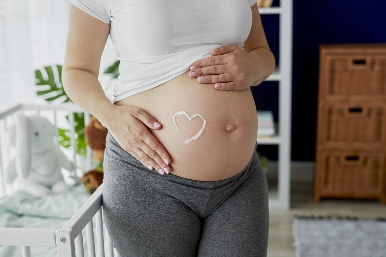 grávida de 19 semanas com um coraçao na barriga
