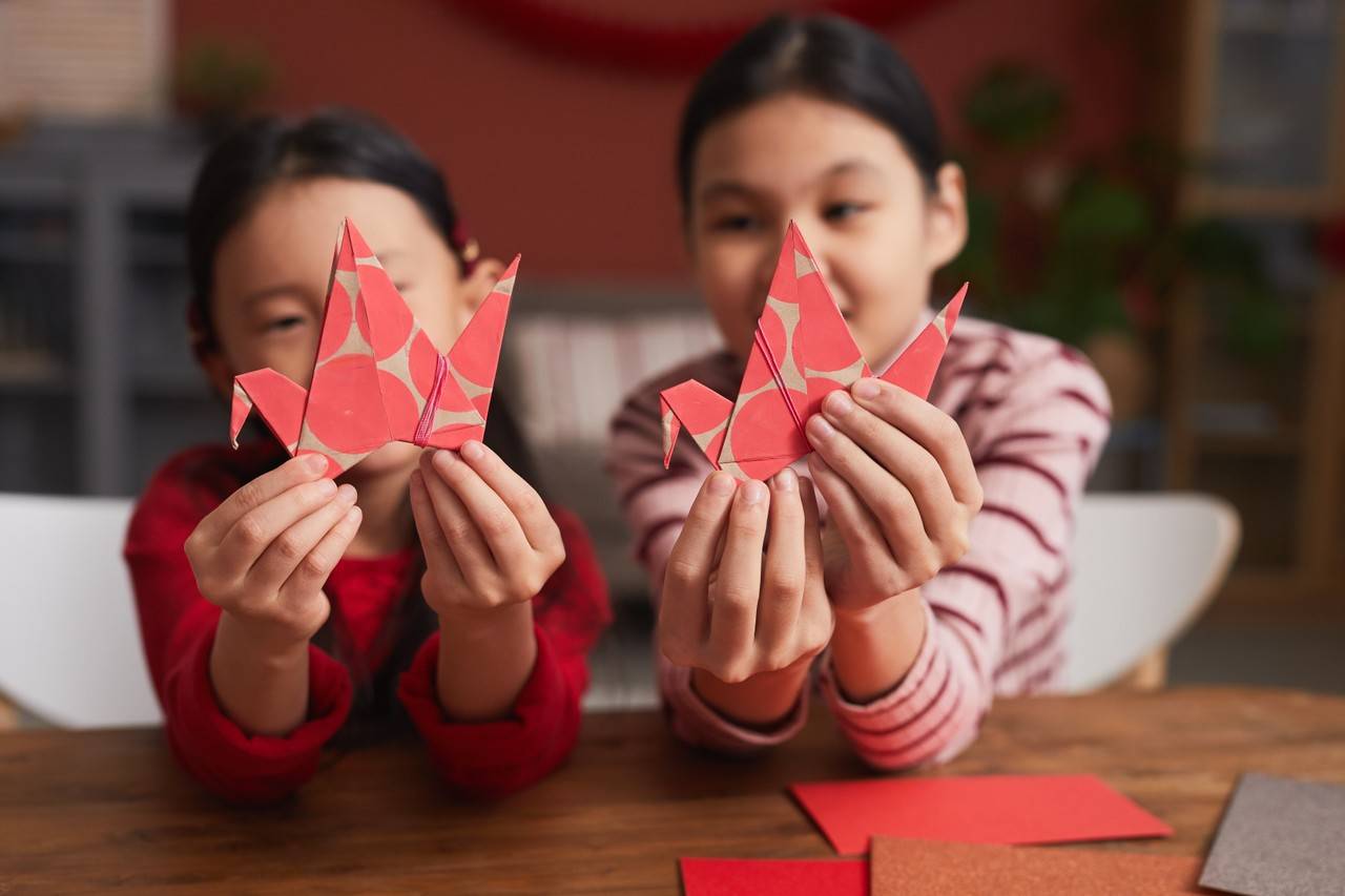 duas meninas brincando de origamis