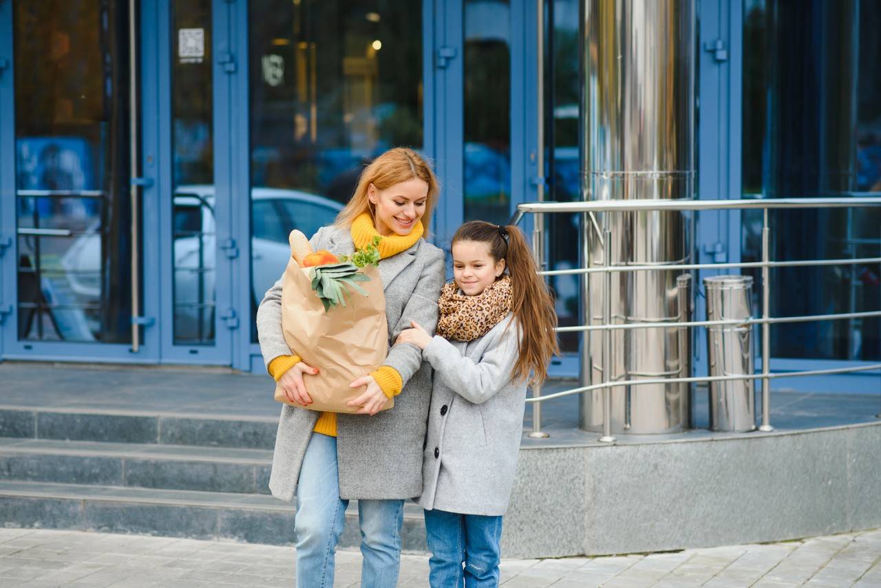 mãe e filha fazendo compras de for consiente 