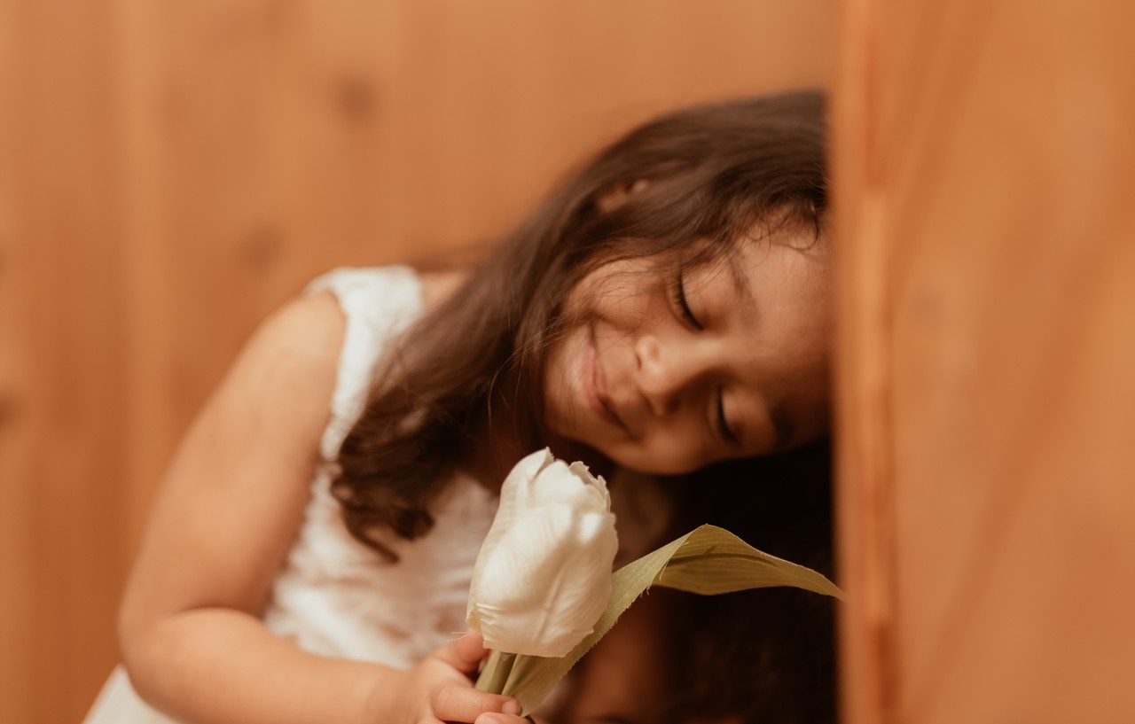 menina criança feliz e diversificada em casa com vestido branco