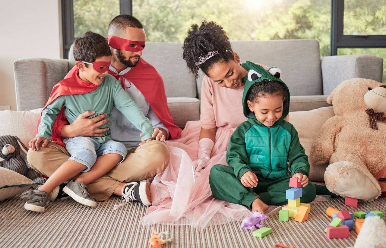 família reunida fazendo atividades de inverno com as crianças para passar o tempo