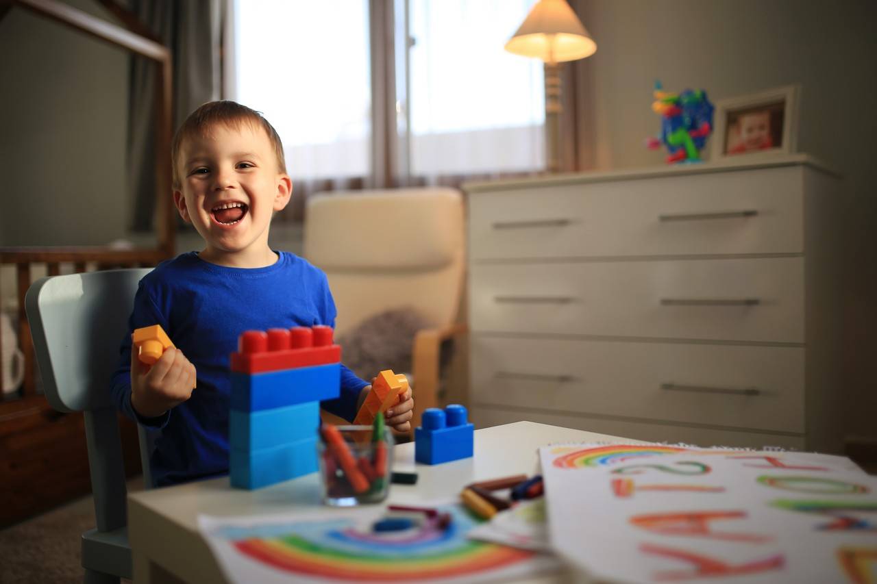 menino brincando com blocos de montar