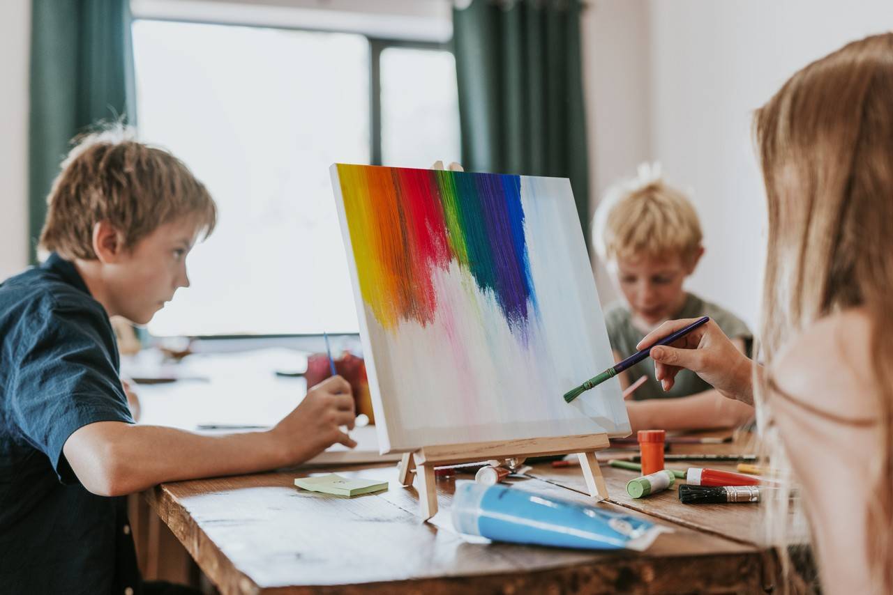 crianças brincando de pintar o quadro para passar o tempo no inverno